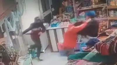 Violento asalto en Virrey del Pino: la empleada del kiosco terminó con diez puntos y los vecinos atraparon a uno