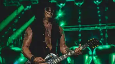 Se tropezó y cayó rodando en pleno concierto: el video de Slash que es viral