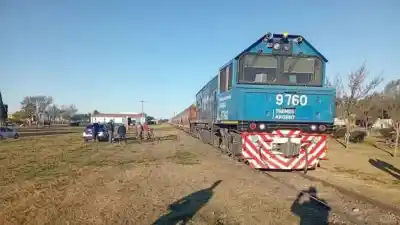 Intentó ganarle al tren en bicicleta y la tragedia no tuvo freno: murió un adolescente en Córdoba
