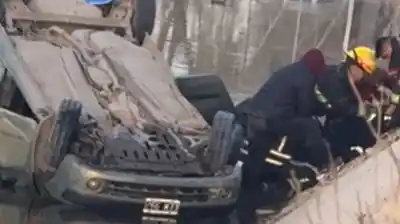 Tres héroes anónimos se lanzaron a un canal para salvar a un conductor en Allen