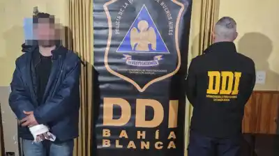 Tenía tatuajes en el rostro y las cámaras lo delataron: detuvieron al acusado de abusar de un cuidacoches en Bahía Blanca