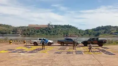 Huyeron a pie y dejaron una camioneta con 1368 panes de marihuana: el valor de la carga