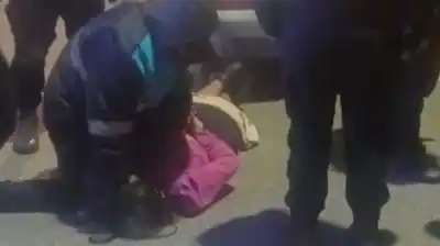 Mordió a una policía en pleno control de alcoholemia y terminó detenida en Chubut