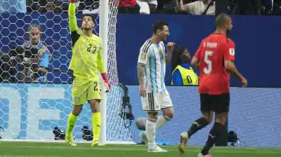 Manos en la cabeza y una mirada al cielo: la desoladora reacción de Messi tras fallar el penal
