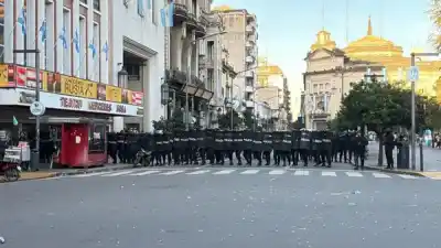 Gritos, corridas y balas de goma: el caos que se desató en pleno festejo en la plaza Independencia