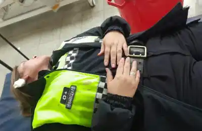 Lanzaban botellas contra la policía en pleno centro: dos efectivos heridos