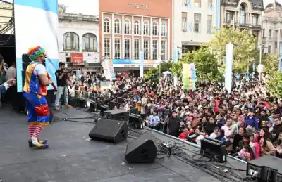 Miles copan la Plaza Independencia: la fiesta que promete cerrar con dos gigantes de la música