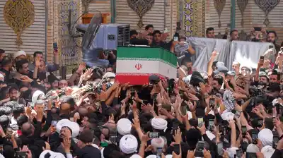 El féretro de Jamenei atraviesa Nayaf en medio de una multitud y bombardeos