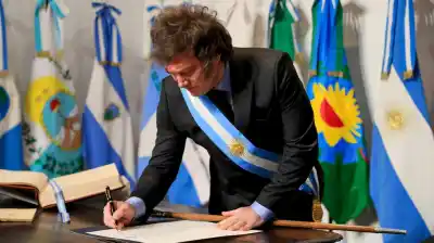 Milei aterriza en Tucumán para la vigilia del 9 de julio: la foto que busca con 12 gobernadores y un discurso de 20 minutos
