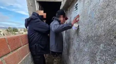 Golpeó a su pareja y le arrojó aceite hirviendo en la cara: el detalle que heló a los policías