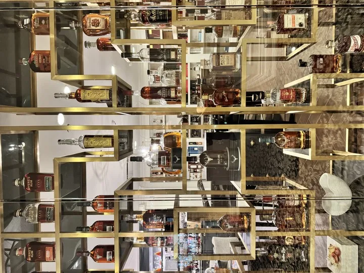 EL resort tiene un bar de whiskies exclusivos.
