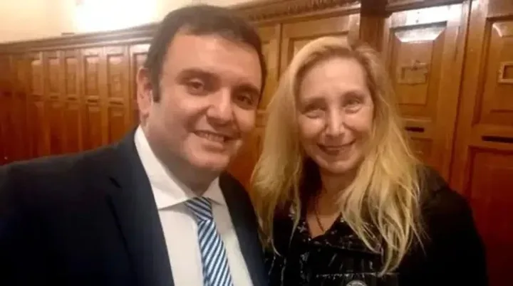 El concejal Huesen junto con Karina Milei.