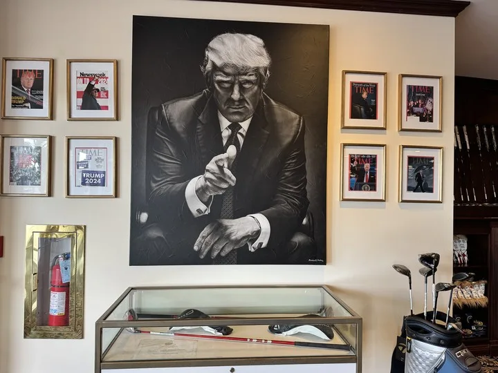 Trump está en casi todas las paredes del resort.