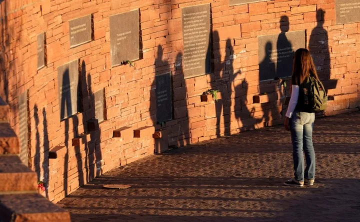 El memorial de la masacre de Columbine, en los Estados Unidos.