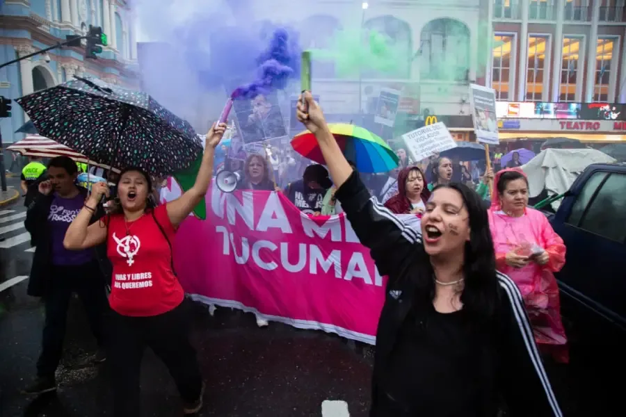 Marcha del 8M en Tucumán bajo la lluvia